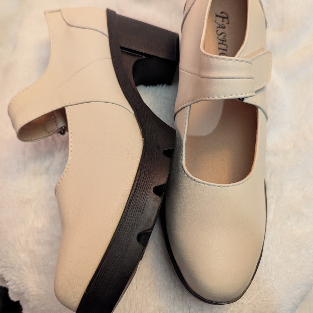 DADAWEN Mary Jane, size 9 wide, chunky heels, off-white/cream